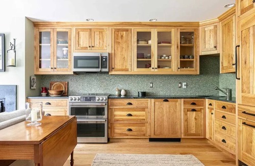 Warren Condominio | Cozy modern chalet with ski-in/ski-out convenience!