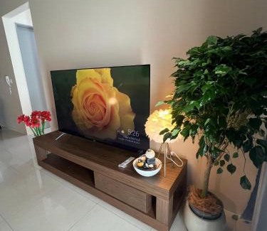 Gelugor Apartamento | Cozy Modern Condo with Pool & City Access