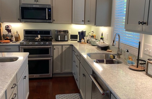 Christiansburg Casa | Cozy Modern Cottage Style Home minutes from VT, RU, Christiansburg Aquatic Cente