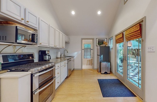 Lakeside Casa | Cozy Modern Cottage, Near beach & Town, Lovely Large Back Yard, WIFI, & W/D