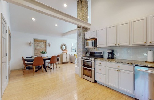 Lakeside Casa | Cozy Modern Cottage, Near beach & Town, Lovely Large Back Yard, WIFI, & W/D