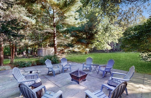 Lakeside Casa | Cozy Modern Cottage, Near beach & Town, Lovely Large Back Yard, WIFI, & W/D