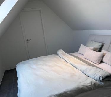 Deinze Apartamento | Cozy modern duplex with balcony and free parking