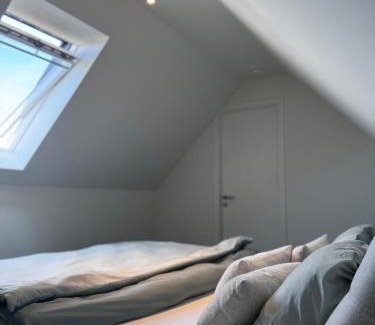 Deinze Apartamento | Cozy modern duplex with balcony and free parking
