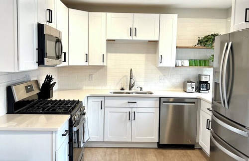 Battle Creek Casa | Cozy Modern Farmhouse Prime Lakeview Location