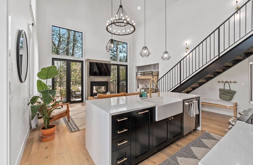 Tanner Casa | Cozy Modern Farmhouse on the river