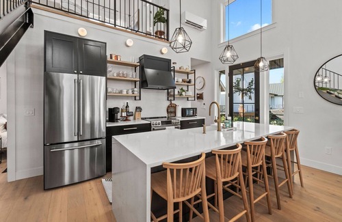 Tanner Casa | Cozy Modern Farmhouse on the river