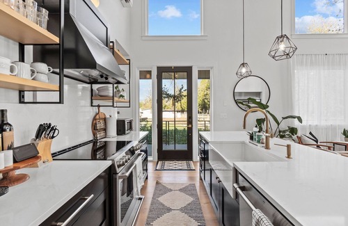 Tanner Casa | Cozy Modern Farmhouse on the river