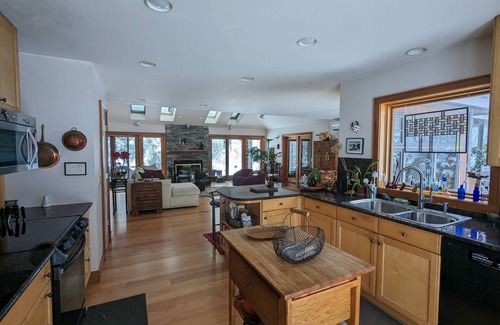 Town of Marbletown Casa | Cozy modern home on 14 acres of woods