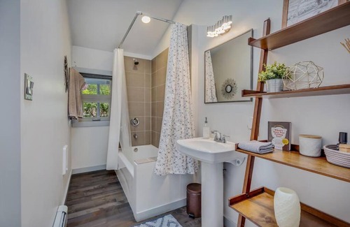 Glenwood Springs Casa | Cozy Modern House seconds from Roaring Fork River