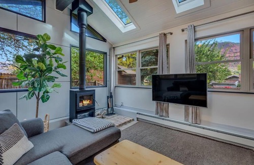 Glenwood Springs Casa | Cozy Modern House seconds from Roaring Fork River