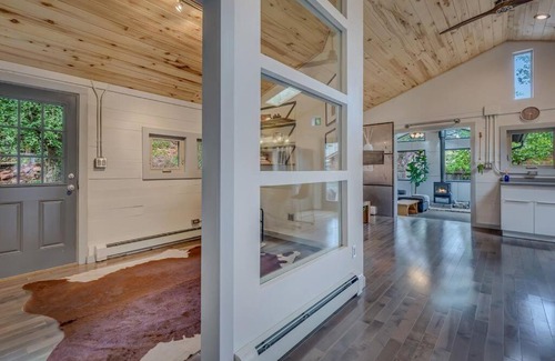 Glenwood Springs Casa | Cozy Modern House seconds from Roaring Fork River