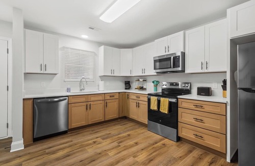 Taylors Casa | Cozy & Modern New-Build, 10 min to Greenville, Private Deck for Relaxing