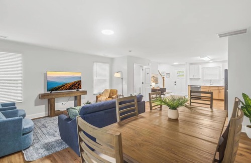 Taylors Casa | Cozy & Modern New-Build, 10 min to Greenville, Private Deck for Relaxing