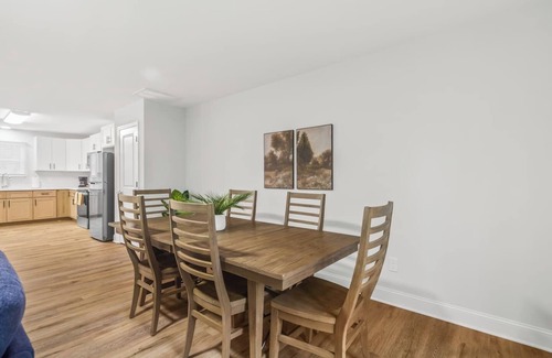 Taylors Casa | Cozy & Modern New-Build, 10 min to Greenville, Private Deck for Relaxing