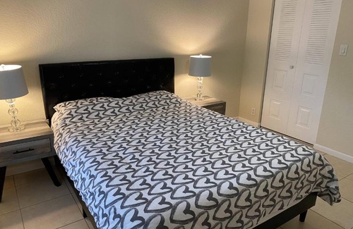 Land of the Presidents Apartamento | Cozy Modern Private - Close to Beaches