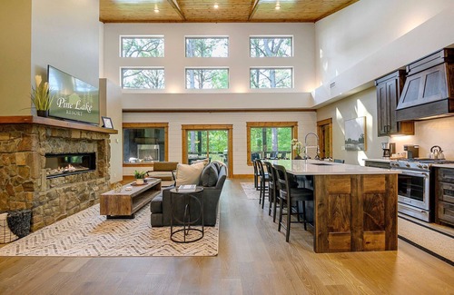 Broken Bow Cabina | Cozy, modern rustic cabin on the water, near all Pine Lake fun & top amenities!