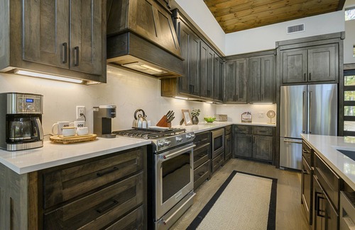 Broken Bow Cabina | Cozy, modern rustic cabin on the water, near all Pine Lake fun & top amenities!