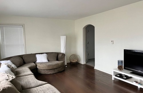 Elmhurst Casa | Cozy, modern, & steps to shops! Pet friendly too!