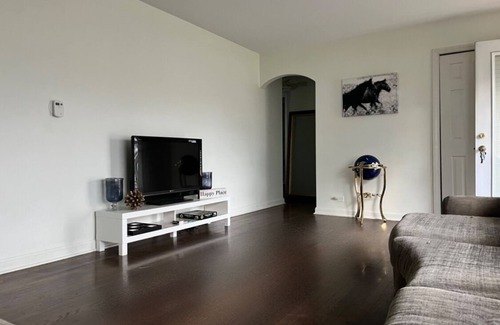 Elmhurst Casa | Cozy, modern, & steps to shops! Pet friendly too!