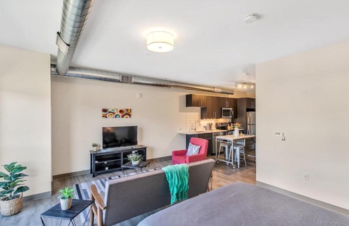 Lawrenceville Apartamento | Cozy + Modern Studio in the Heart of Lawrenecville