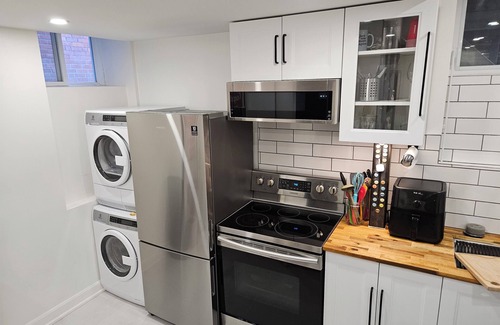 Parkdale Apartamento | Cozy & modern suite in Toronto - steps from Transit and the Lake!