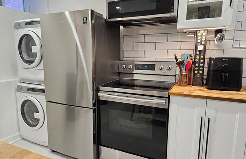 Parkdale Apartamento | Cozy & modern suite in Toronto - steps from Transit and the Lake!