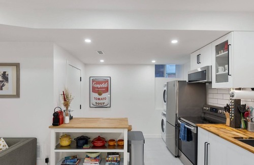 Parkdale Apartamento | Cozy & modern suite in Toronto - steps from Transit and the Lake!