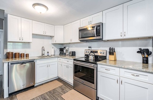 Berkeley Springs Cabina | Cozy & Modern w/Hot Tub, Fire Pit, Grill & Pond