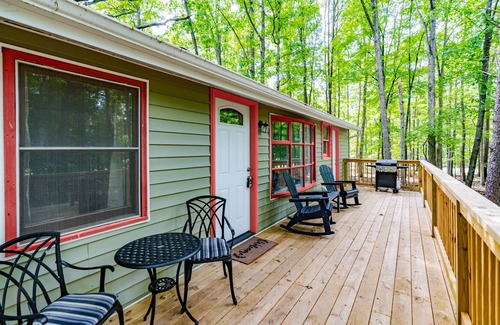 Berkeley Springs Cabina | Cozy & Modern w/Hot Tub, Fire Pit, Grill & Pond
