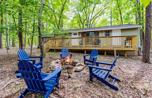 Berkeley Springs Cabina | Cozy & Modern w/Hot Tub, Fire Pit, Grill & Pond