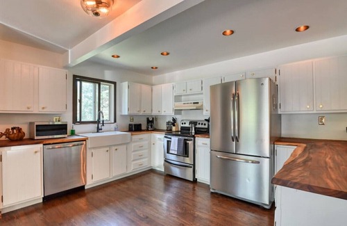 Cascade-Chipita Park Cabina | Cozy Mountain Cabin in Cascade, CO!