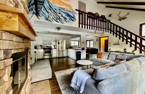 Cascade-Chipita Park Cabina | Cozy Mountain Cabin in Cascade, CO!