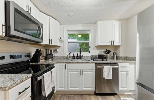 Harpers Ferry Casa | Cozy Mountain Bungalow | 10 Mins to Historic Harpers Ferry and Appalachian Trail | Nature, History & Adventure