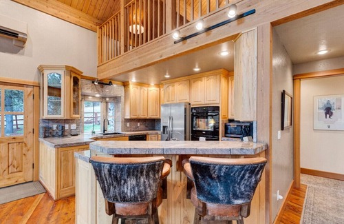Darby Cabina | Cozy Mountain Cabin Close to Town