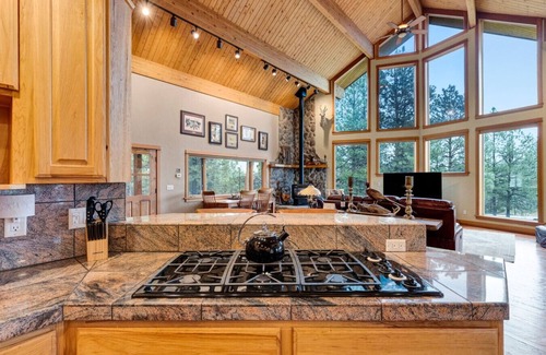 Darby Cabina | Cozy Mountain Cabin Close to Town