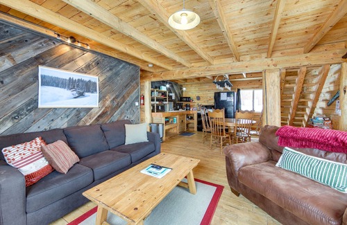 Lake Agnes Cabina | Cozy Mountain Cabin Near Steamboat - Sleeps 8+, Hot Tub Access, Pet-Friendly