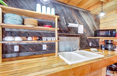 Lake Agnes Cabina | Cozy Mountain Cabin Near Steamboat - Sleeps 8+, Hot Tub Access, Pet-Friendly