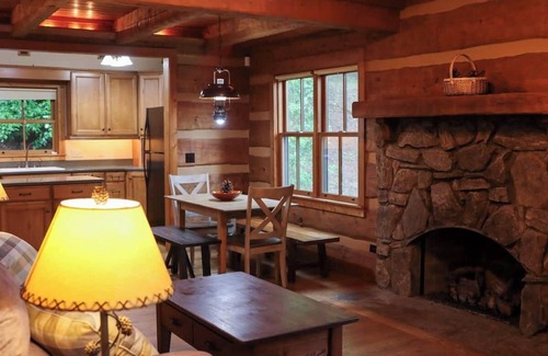 Franklin Cabina | Cozy mountain cabin with hiking trails, tranquil pond and private waterfall!