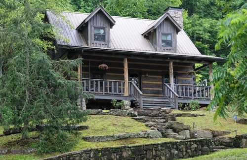 Franklin Cabina | Cozy mountain cabin with hiking trails, tranquil pond and private waterfall!