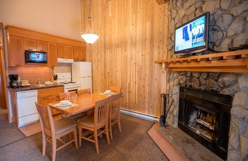 Banff Condominio | Espacioso + acogedor chalet de montaña con loft | Acceso a piscinas calientes!