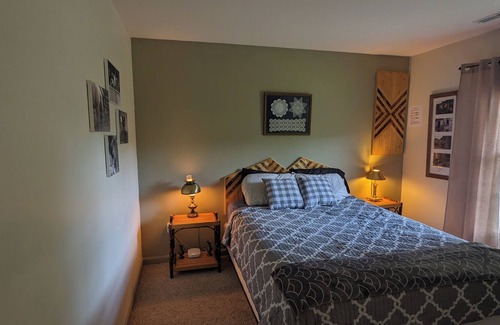 Afton Cabaña | Cozy Mountain Cottage -Pet Friendly, Brew Ridge Trail!