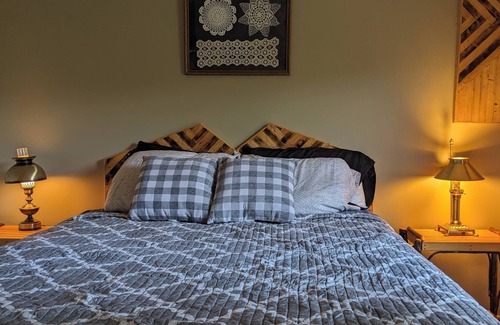 Afton Cabaña | Cozy Mountain Cottage -Pet Friendly, Brew Ridge Trail!