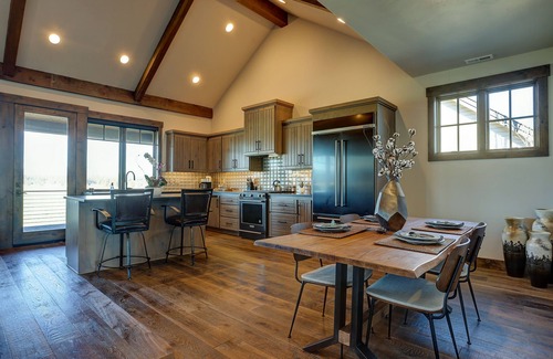 Sisters Casa | Cozy Mountain Escape Home with Amazing Views! Pool-Hot tub
