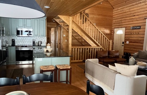Tollgate Canyon Cabina | Cozy Mountain escape near Park City w/ game room, hot tub for the whole family