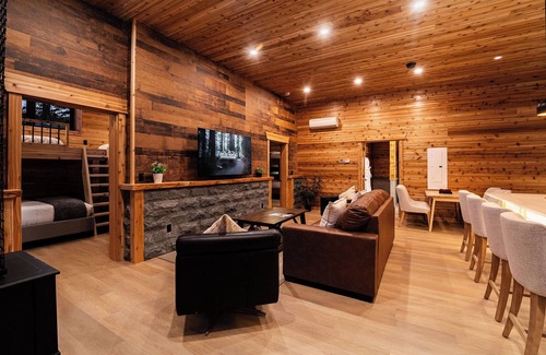 Revelstoke Hotel | Cozy Mountain Getaway with Hot Tub Sleeps Your Whole Group