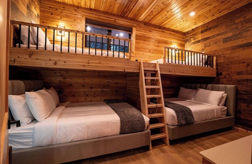 Revelstoke Hotel | Cozy Mountain Getaway with Hot Tub Sleeps Your Whole Group