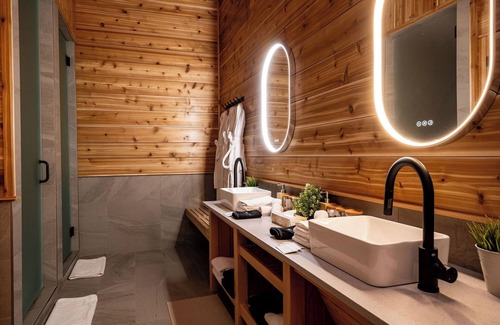 Revelstoke Hotel | Cozy Mountain Getaway with Hot Tub Sleeps Your Whole Group