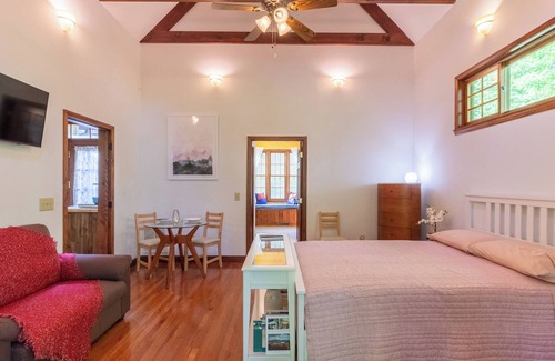 Almond Condominio | Cozy Mountain Getaway - Stunning Views - Close to Fontana Lake and Bryson City