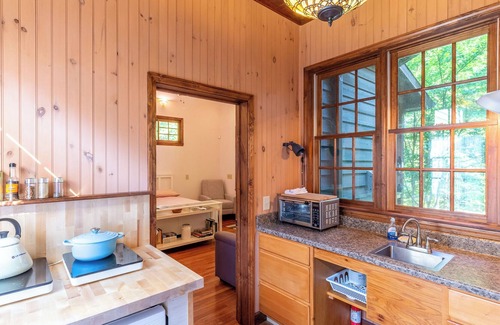 Almond Condominio | Cozy Mountain Getaway - Stunning Views - Close to Fontana Lake and Bryson City